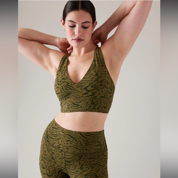 Athleta Set of 2 bras Conscious crop & transcend plunge D-DD+ Size S Like new - Picture 7 of 15